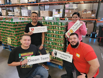 Foto de First Help Financial de: Underwriting team volunteering at United Food Bank