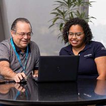 Foto de Comgás de: Dois colaboradores mexendo no computador