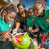 Foto de KIPP Schools de: KIPP STRIVE Academy students in the midst of a science experiment.