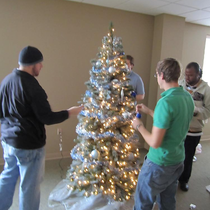 Foto de Eagle Creek Software Services de: Pierre Employees decorating their holiday tree for the contest