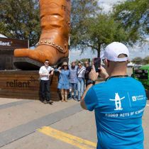 Foto de Energy Transfer de: This past Saturday, over 200 employees, along with their family and friends, spent the day volunteering at the RODEOHOUSTON as part of Rodeo Acts of Kindness.