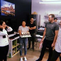 Foto de Remesh de: Celebrating our October babies with cake!