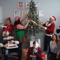 Foto de Ascensos de: #theAteam celebrating Christmas Jumper Day in 2017!