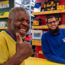 Foto de Toolstation de: Store Team and Customer