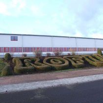 Foto de ROFU Kinderland de: Zentrale Rofu Kinderland, Hoppstädten-Weiersbach, Formhecke mit dem Schriftzug der Firma