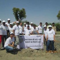 Foto de Gemalto de: Employees helped build a reservoir wall to keep water fresh