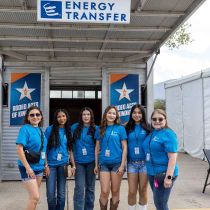Foto de Energy Transfer de: Our employees spread out across the rodeo grounds to pick up trash, hold open doors, give directions, and lend a helping hand.
