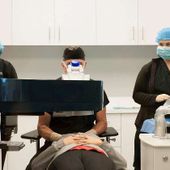 Foto de NVISION Eye Centers de: Dr. Lusby performs a procedure on a patient in Fullerton, CA.
