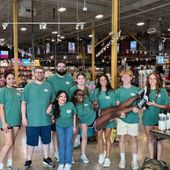 Foto de Tylers de: Round Rock team repping their TYLER’S tees and team spirit in style!