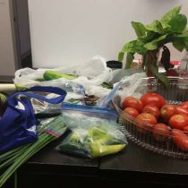 Foto de Infomax Office Systems de: Produce sale, proceeds go to help buy school supplies for a local elementary school.